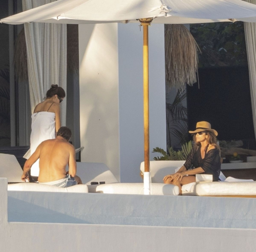 Cindy Crawford and Kaia Gerber on Vacation in Los Cabos 4