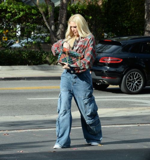 Gwen Stefani in Casual Checked Shirt and Denim in Los Angeles 2