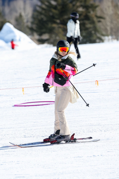 Kate Hudson Skiing in Aspen, December 2023