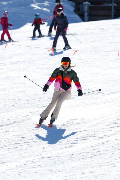 Kate Hudson Skiing in Aspen, December 2023 1