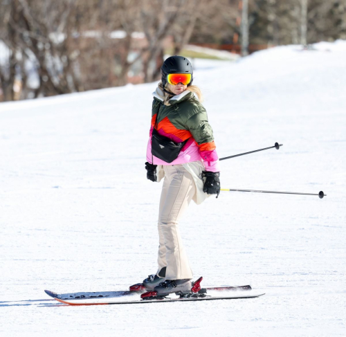 Kate Hudson Skiing in Aspen, December 2023 2