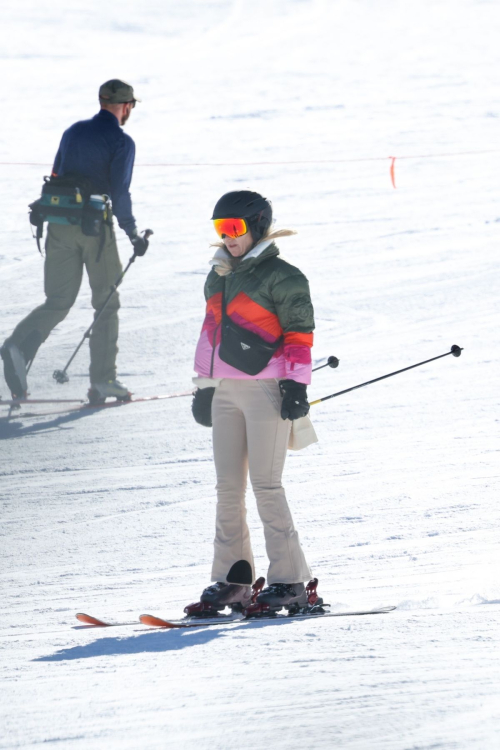 Kate Hudson Skiing in Aspen, December 2023 3