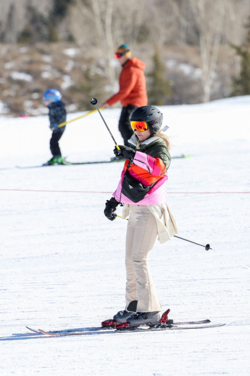 Kate Hudson Skiing in Aspen, December 2023 4