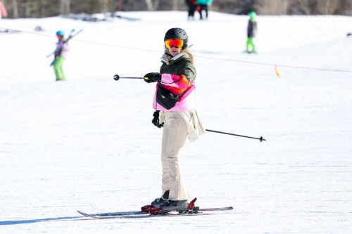 Kate Hudson Skiing in Aspen, December 2023 5