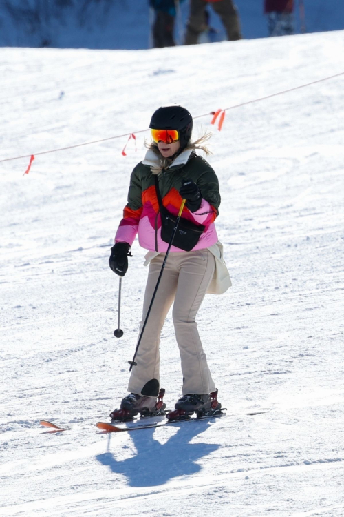 Kate Hudson Skiing in Aspen, December 2023 6