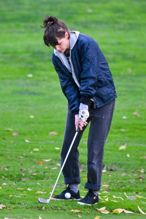 Kristen Stewart and Dylan Meyer Playing Golf, Los Angeles 3