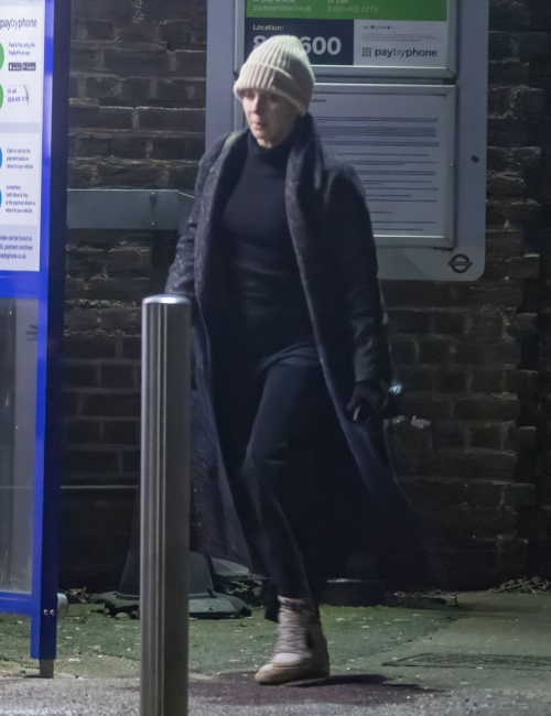 Amanda Abbington Getting off a Tube Train in North London, January 2024 3