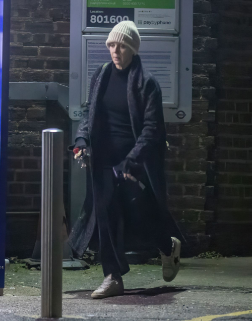 Amanda Abbington Getting off a Tube Train in North London, January 2024 4