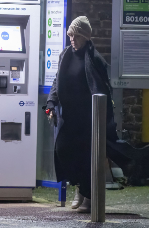 Amanda Abbington Getting off a Tube Train in North London, January 2024 5