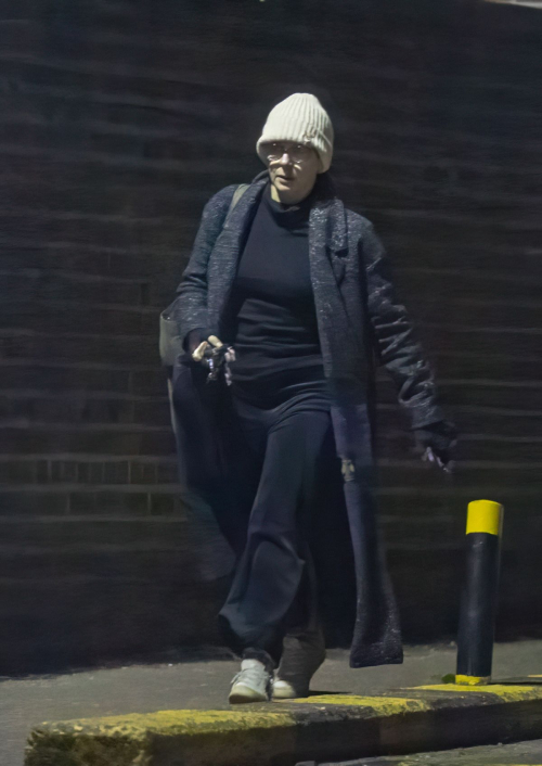 Amanda Abbington Getting off a Tube Train in North London, January 2024 6