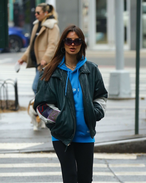 Emily Ratajkowski Arrives at Her Apartment in New York, January 2024 5