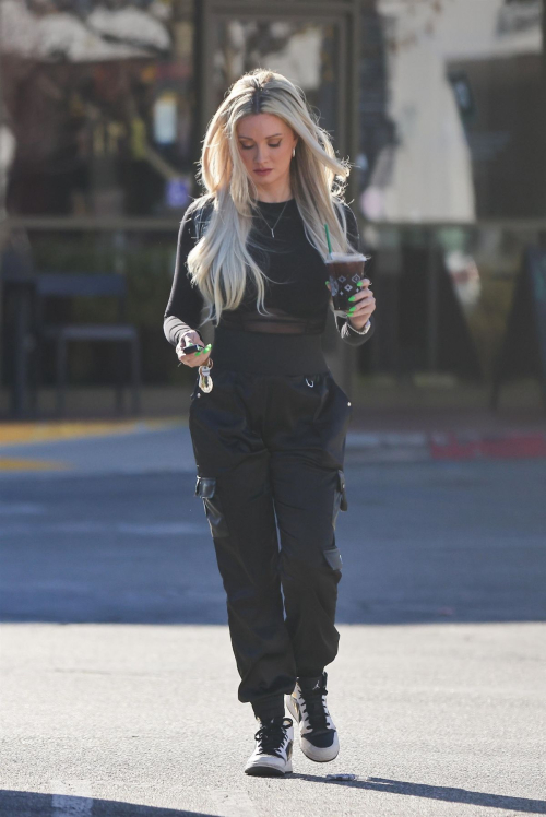 Holly Madison Out at Erewhon Market in Los Angeles, January 2024 3