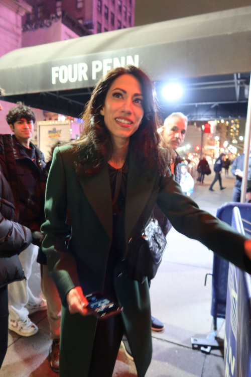 Huma Abedin with Fans at Madison Square Garden, New York, January 2024 1