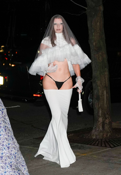 Julia Fox Arrives at Thom Browne Event in New York, January 2024 6