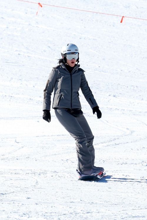 Katy Perry Snowboarding in Aspen, January 2024