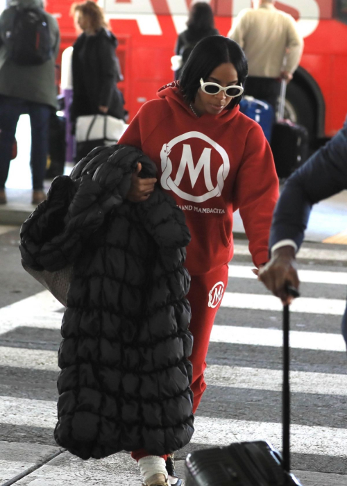 Kelly Rowland at LAX Airport in Los Angeles, January 2024 2