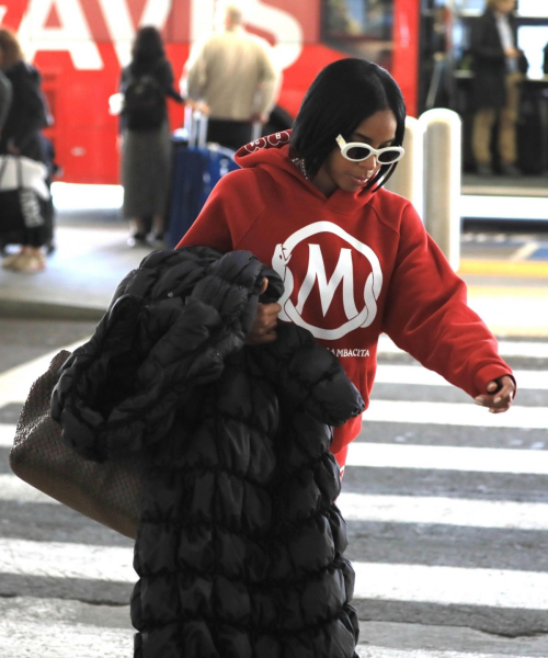 Kelly Rowland at LAX Airport in Los Angeles, January 2024 3