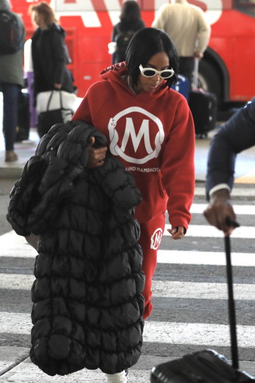 Kelly Rowland at LAX Airport in Los Angeles, January 2024 5