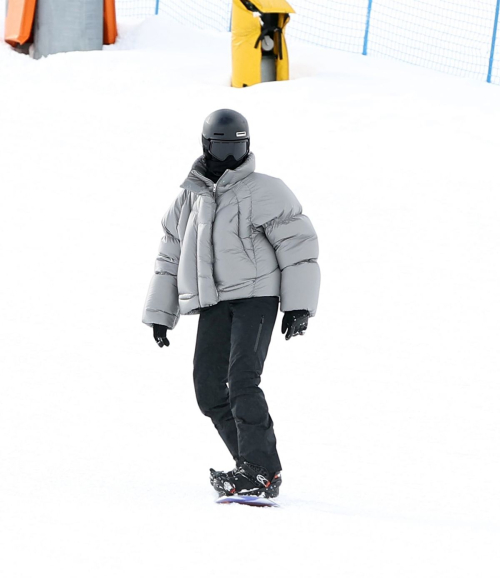 Kendall Jenner with Kim and Khloe Kardashian at Buttermilk Mountain in Aspen, January 2024