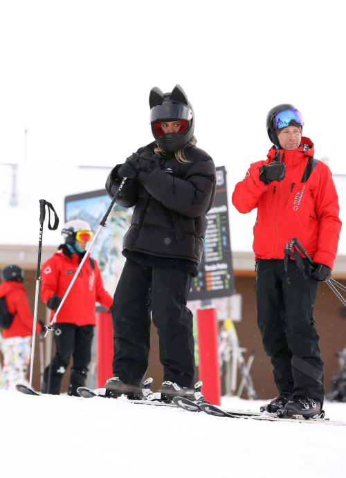 Kendall Jenner with Kim and Khloe Kardashian at Buttermilk Mountain in Aspen, January 2024 9