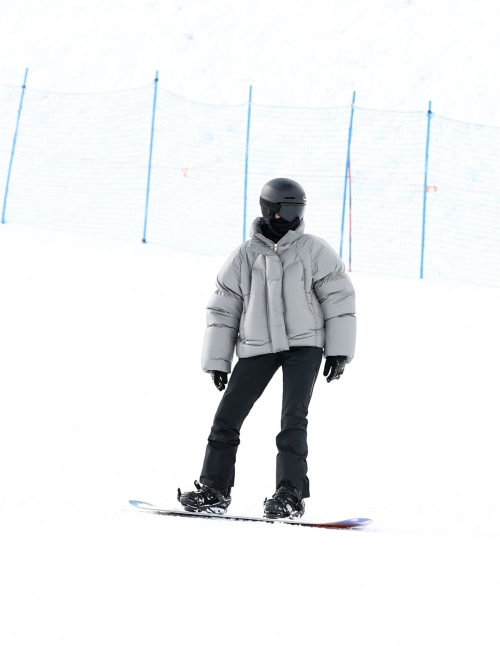 Kendall Jenner with Kim and Khloe Kardashian at Buttermilk Mountain in Aspen, January 2024 10