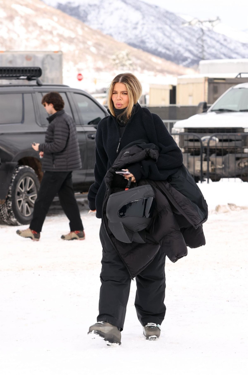 Kendall Jenner with Kim and Khloe Kardashian at Buttermilk Mountain in Aspen, January 2024 11