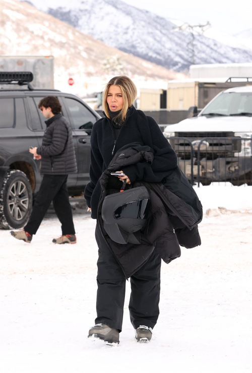 Kendall Jenner with Kim and Khloe Kardashian at Buttermilk Mountain in Aspen, January 2024 12