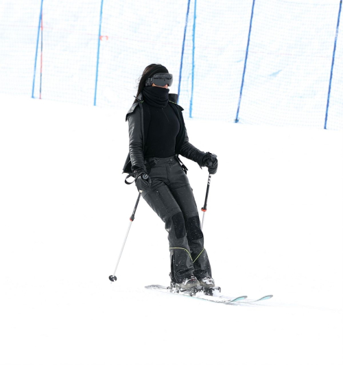 Kendall Jenner with Kim and Khloe Kardashian at Buttermilk Mountain in Aspen, January 2024 1