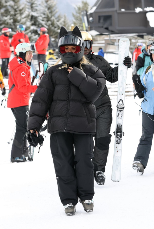 Kendall Jenner with Kim and Khloe Kardashian at Buttermilk Mountain in Aspen, January 2024 7