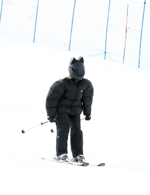 Kendall Jenner with Kim and Khloe Kardashian at Buttermilk Mountain in Aspen, January 2024 8