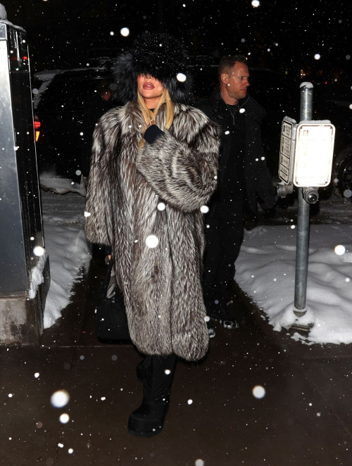 Khloe Kardashian Arrives for Dinner in Aspen, January 2024 1