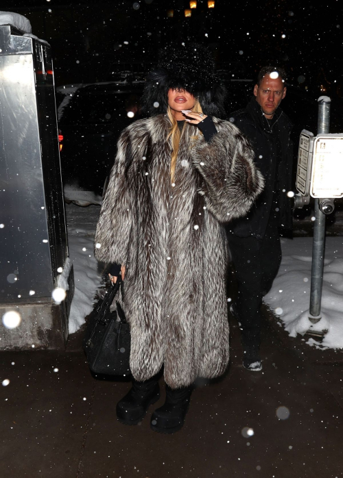 Khloe Kardashian Arrives for Dinner in Aspen, January 2024 3