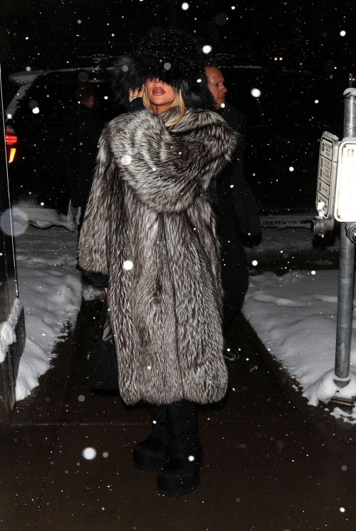 Khloe Kardashian Arrives for Dinner in Aspen, January 2024 4