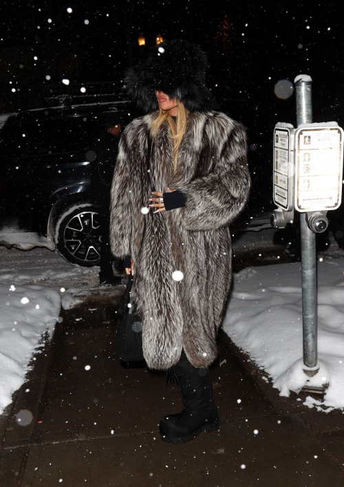 Khloe Kardashian Arrives for Dinner in Aspen, January 2024 6