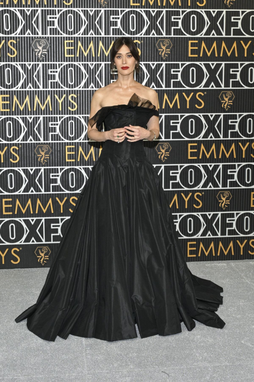 Lizzy Caplan at 75th Primetime Emmy Awards in Los Angeles, January 2024 1