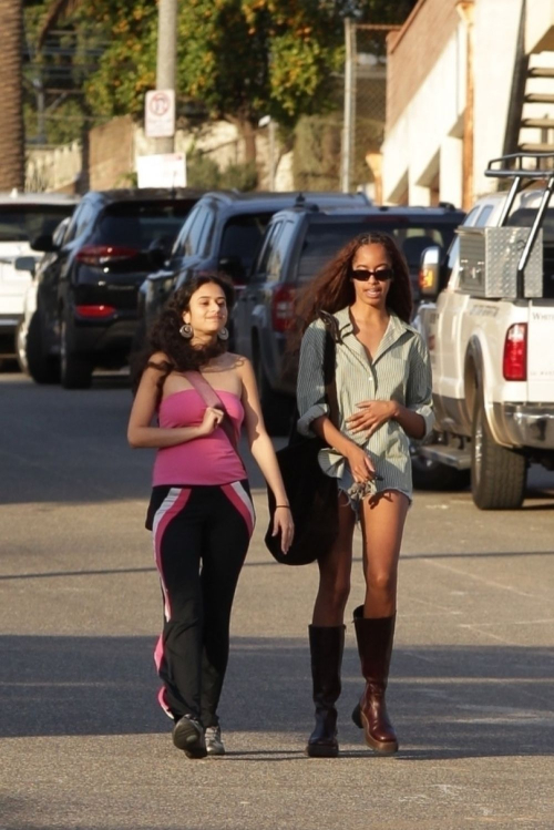 Malia Obama at a Park with Friends in Los Angeles, January 2024 6