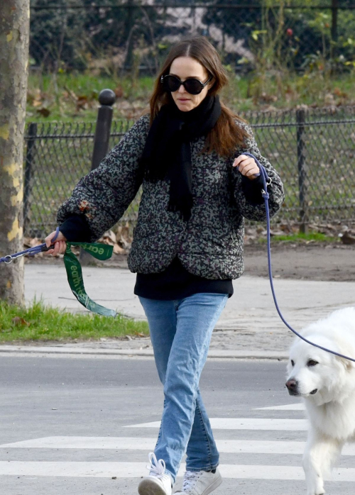 Natalie Portman Out with Her Dogs on Champ-de-Mars Gardens in Paris, January 2024 6