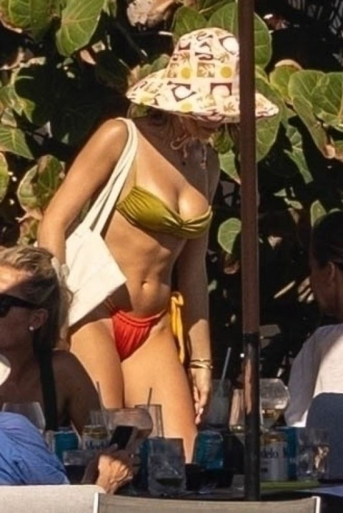 Olivia Jade Giannulli in bikini with friends in Puerto Vallarta, January 2024 3