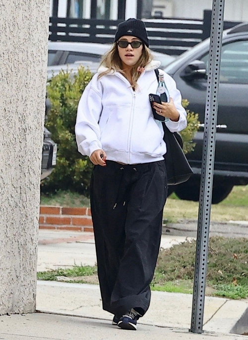 Pregnant Suki Waterhouse Visiting Nutrition Services in Los Angeles, January 2024 1