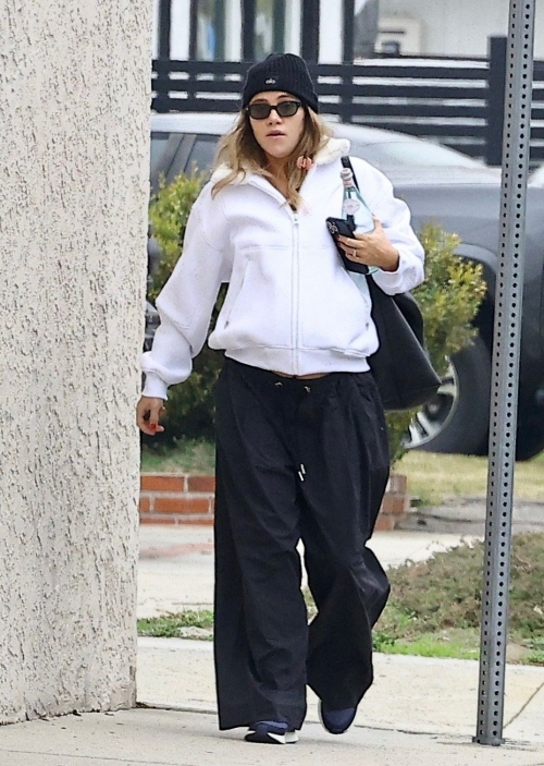 Pregnant Suki Waterhouse Visiting Nutrition Services in Los Angeles, January 2024 2