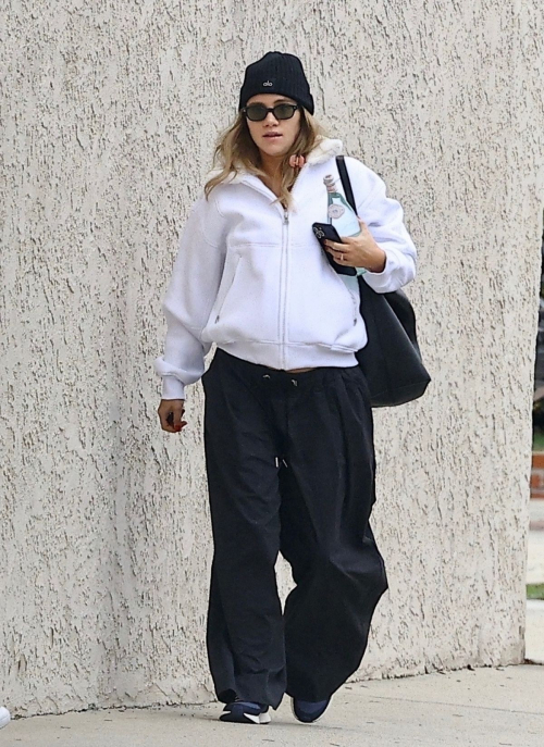 Pregnant Suki Waterhouse Visiting Nutrition Services in Los Angeles, January 2024 3