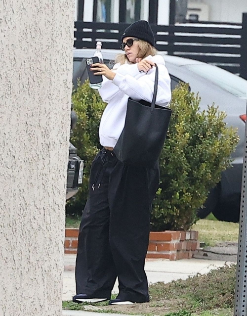 Pregnant Suki Waterhouse Visiting Nutrition Services in Los Angeles, January 2024 4