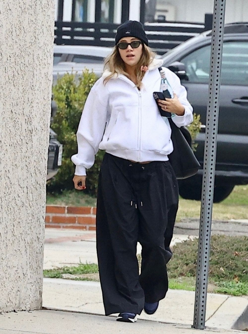 Pregnant Suki Waterhouse Visiting Nutrition Services in Los Angeles, January 2024 5