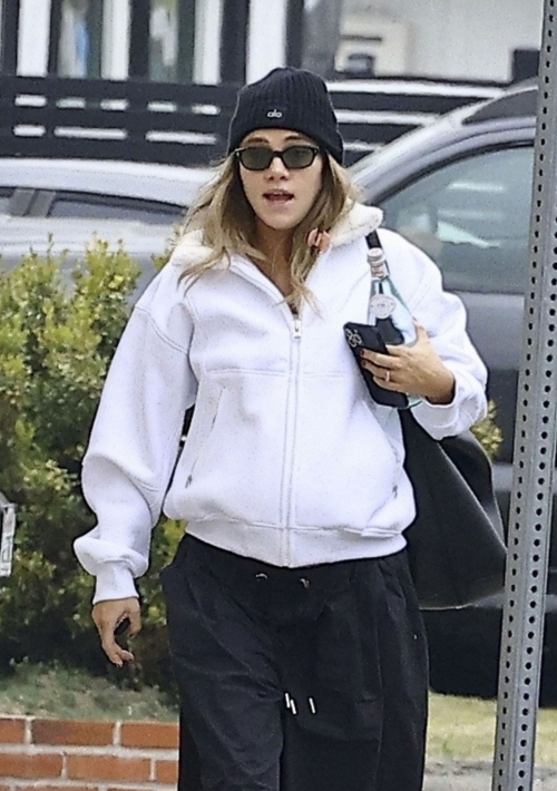 Pregnant Suki Waterhouse Visiting Nutrition Services in Los Angeles, January 2024 6