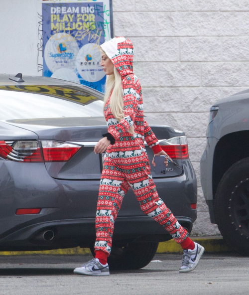 Tori Spelling Visits Liquor Store on New Year’s Eve in Los Angeles, January 2024 5