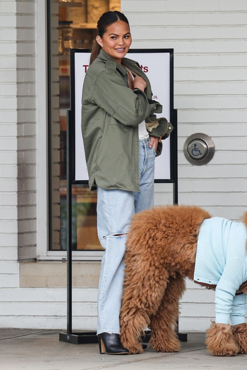 Chrissy Teigen Helping Her Kids Sell Girl Scout Cookies Los Angeles, February 2024