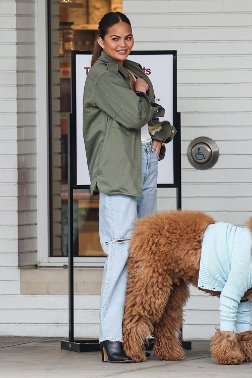 Chrissy Teigen Helping Her Kids Sell Girl Scout Cookies Los Angeles, February 2024 1