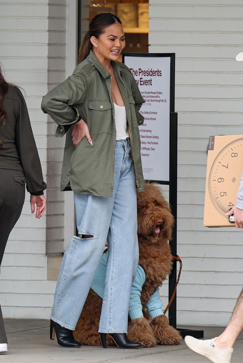 Chrissy Teigen Helping Her Kids Sell Girl Scout Cookies Los Angeles, February 2024 2