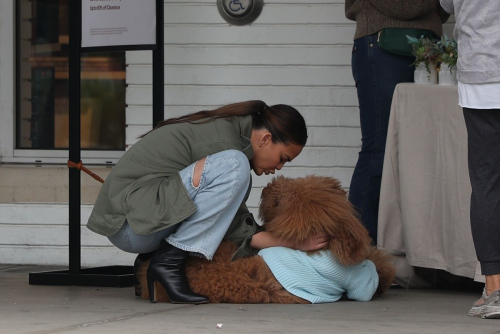 Chrissy Teigen Helping Her Kids Sell Girl Scout Cookies Los Angeles, February 2024 3