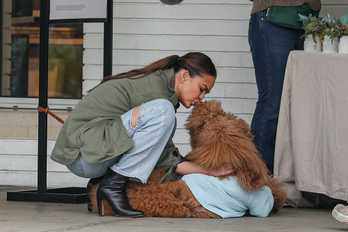 Chrissy Teigen Helping Her Kids Sell Girl Scout Cookies Los Angeles, February 2024 4